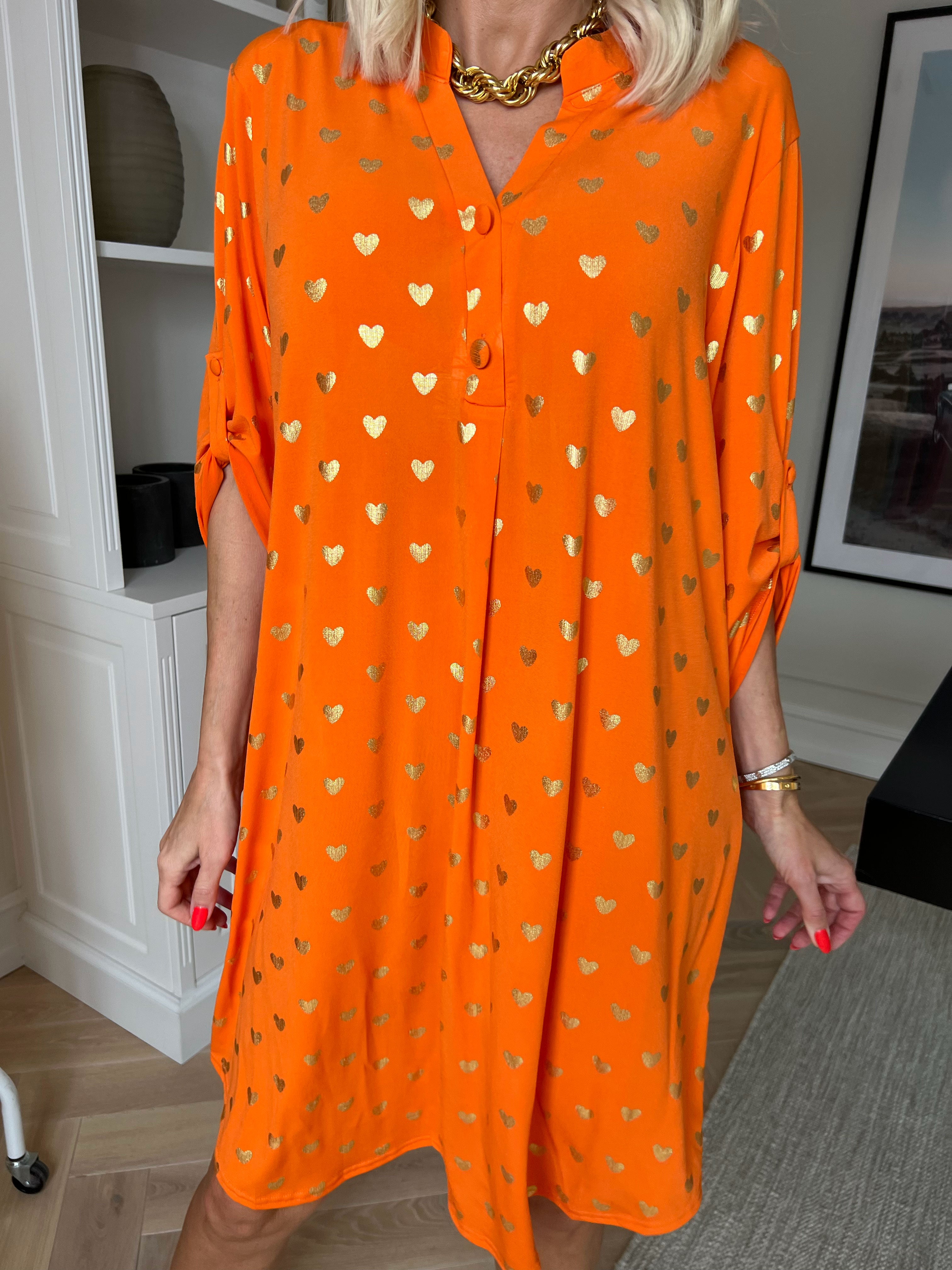 Ebba Gold Heart - Elastisk plus size kjole med guld hjerte detaljer